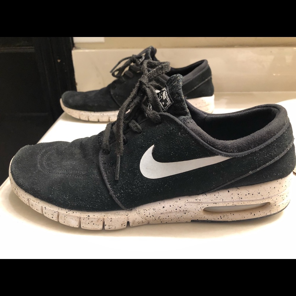 Nike black tennis shoes